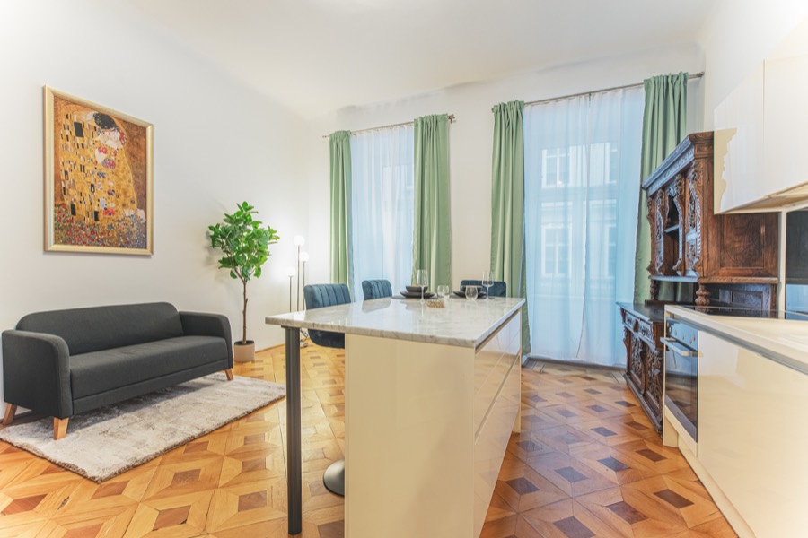 Wohnküche einer Wiener Altbauwohnung mit Parkettboden